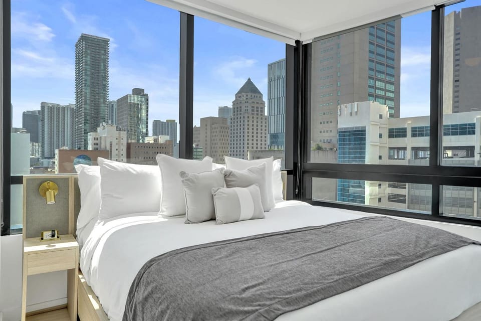 Miami Condo 2BR Rooftop Pool & Gym Apartment in Miami
