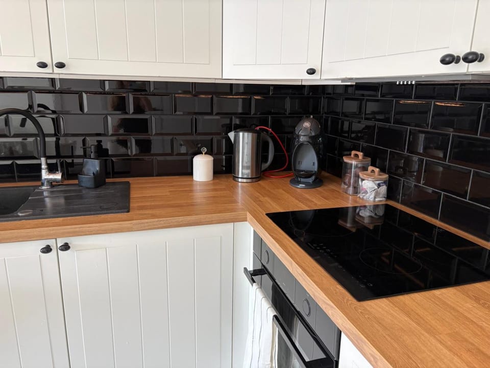 Coffee/tea facilities, oven