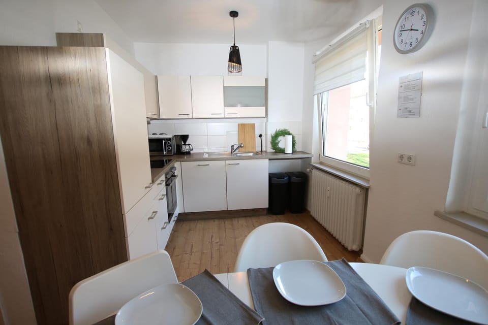 Coffee/tea facilities, microwave, oven, stove, kitchen