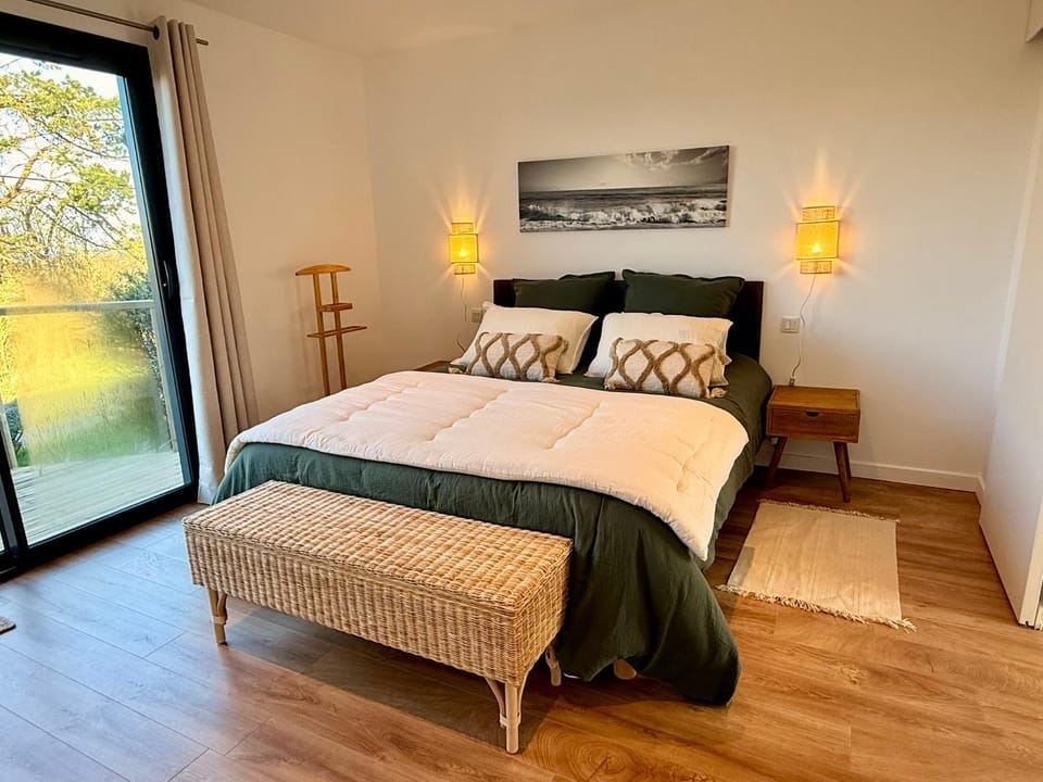 Photo of the whole room, Bedroom
