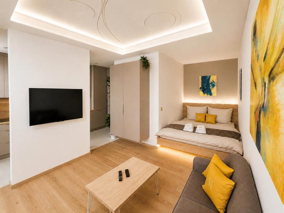 Communal lounge/ TV room, Bed, TV and multimedia, Living room, Photo of the whole room, Seating area, Evening entertainment, Bedroom