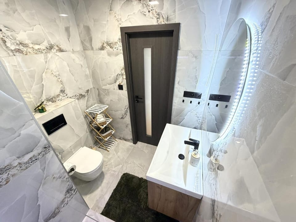 Shower, Toilet, Bathroom, towels