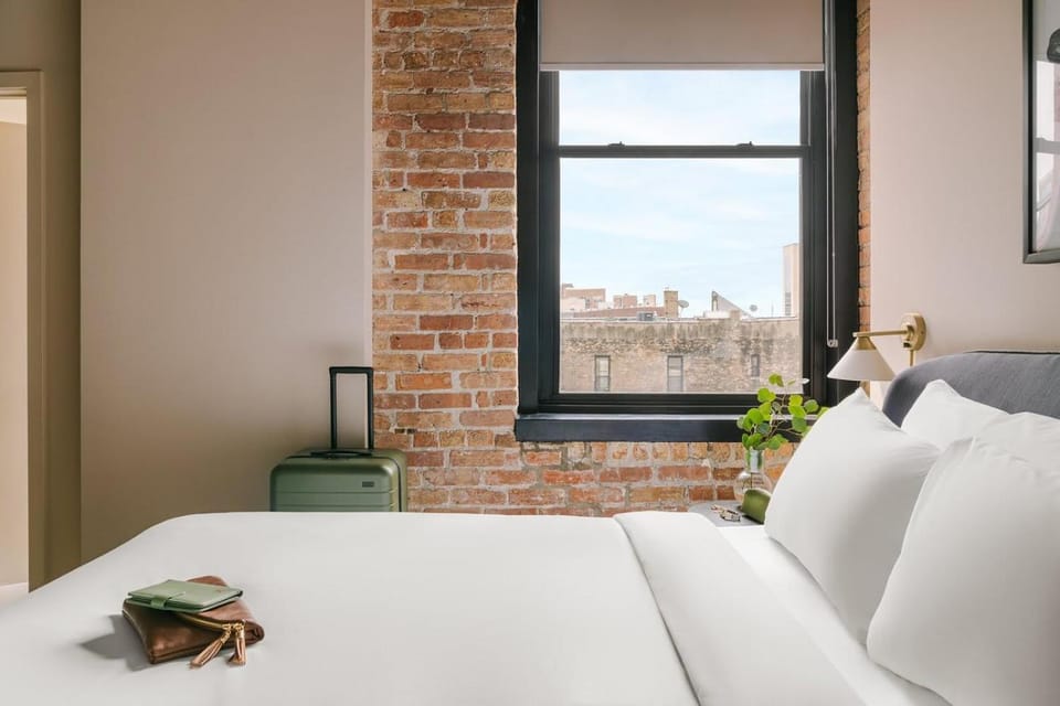 LIVN West Loop Chicago Classic Queen Studio Apartment in West Loop