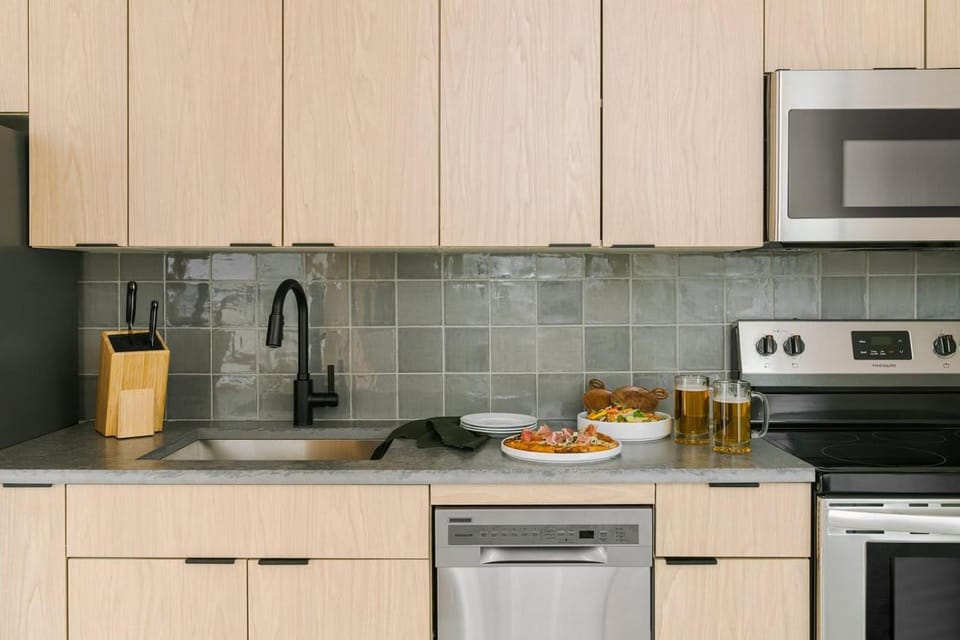 LIVN West Loop Chicago Queen Superior Studio Apartment in West Loop