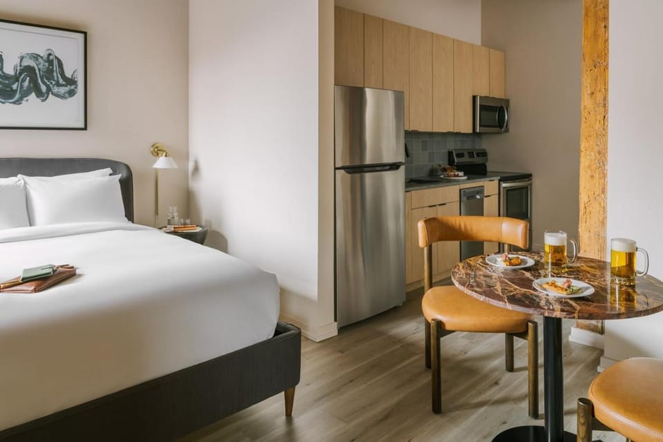 LIVN West Loop Chicago Queen Superior Studio Apartment in West Loop