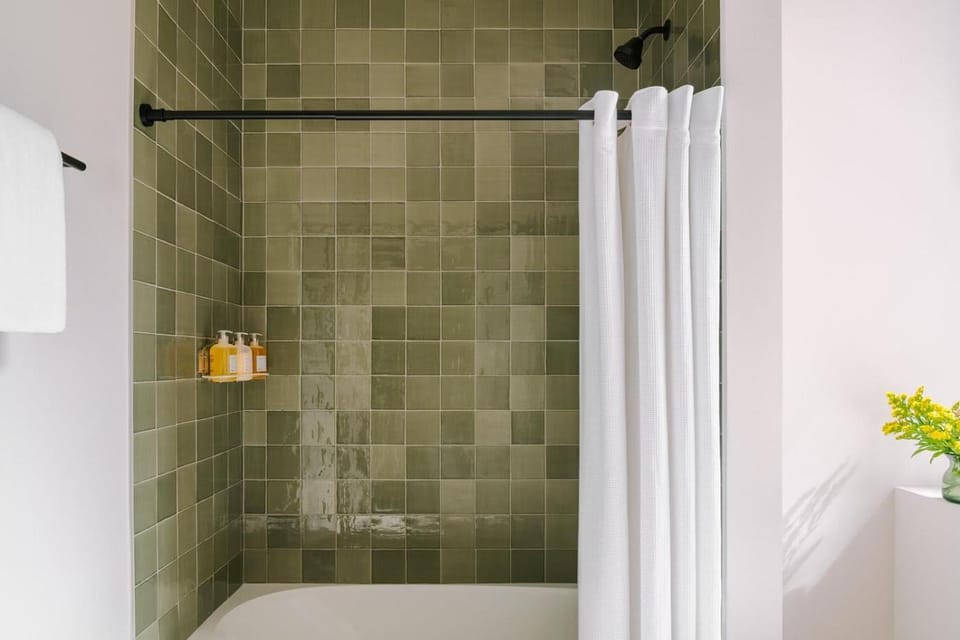 LIVN West Loop Chicago King Studio Apartment in West Loop