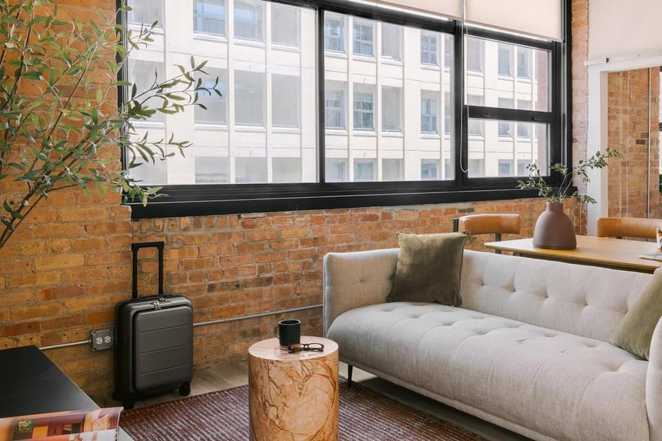 LIVN West Loop Chicago 2 BR City View Apartment in West Loop