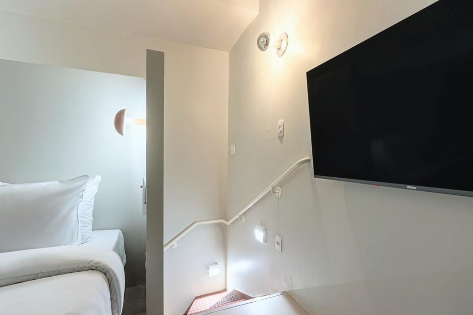 Bed, TV and multimedia, Photo of the whole room, Bedroom