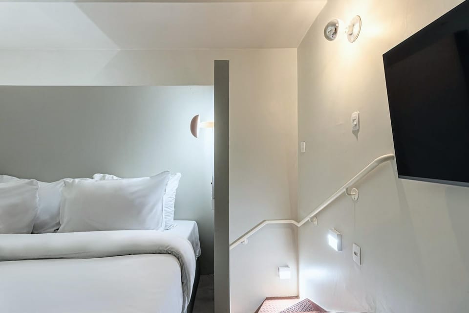Bed, TV and multimedia, Photo of the whole room, Bedroom