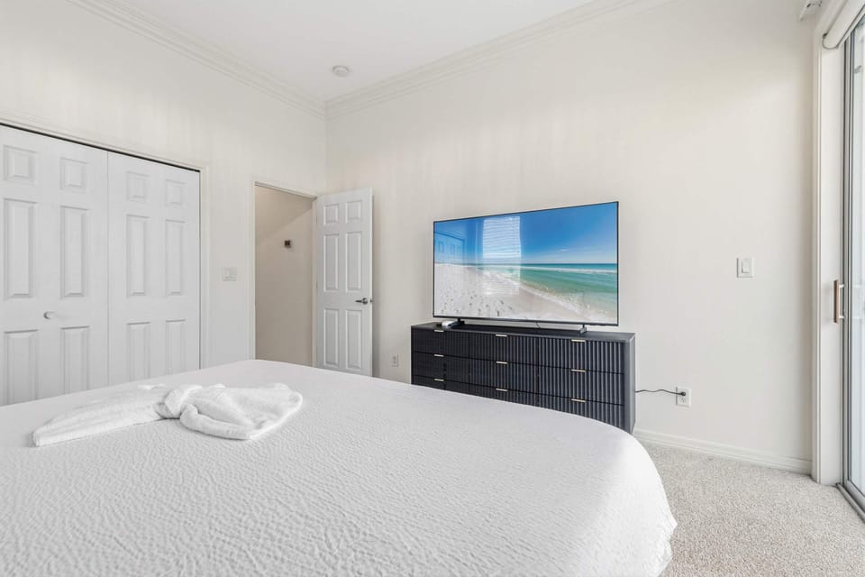 Spacious home near beaches and shopping House in Miramar Beach