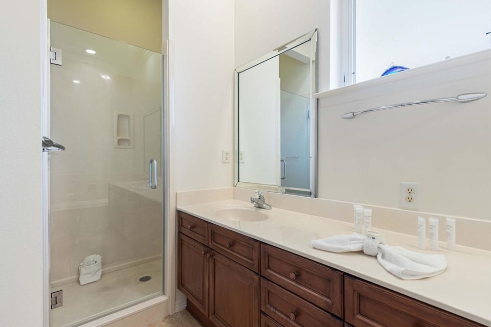 Spacious home near beaches and shopping House in Miramar Beach