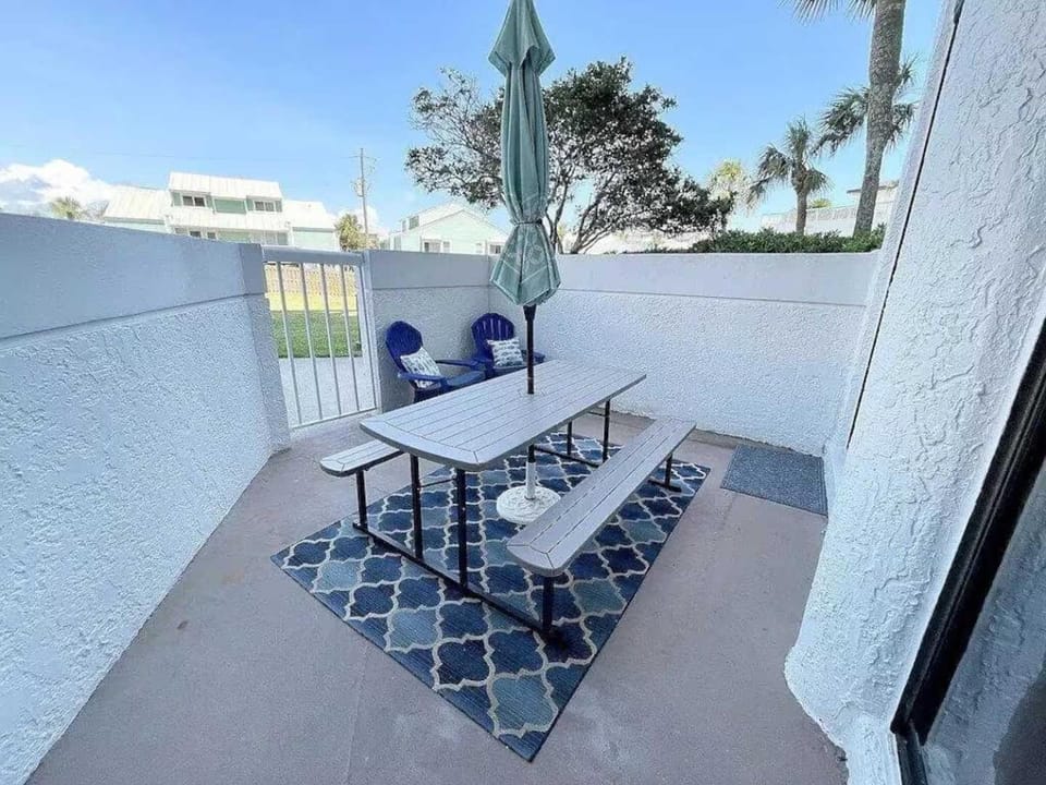 Charming condo with shared pool Gym and Tennis Apartment in Miramar Beach