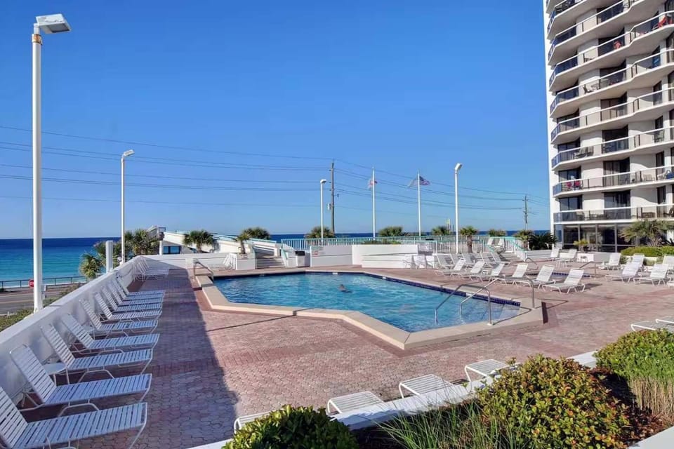 Charming condo with shared pool Gym and Tennis Apartment in Miramar Beach