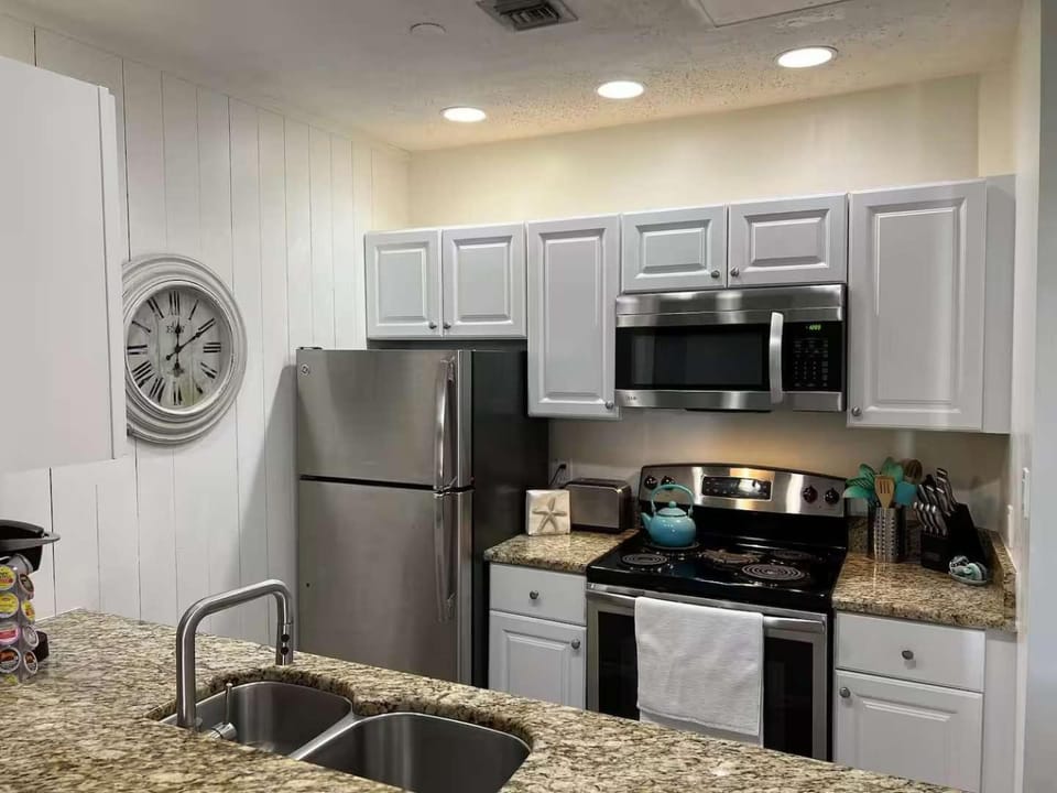 Charming condo with shared pool Gym and Tennis Apartment in Miramar Beach