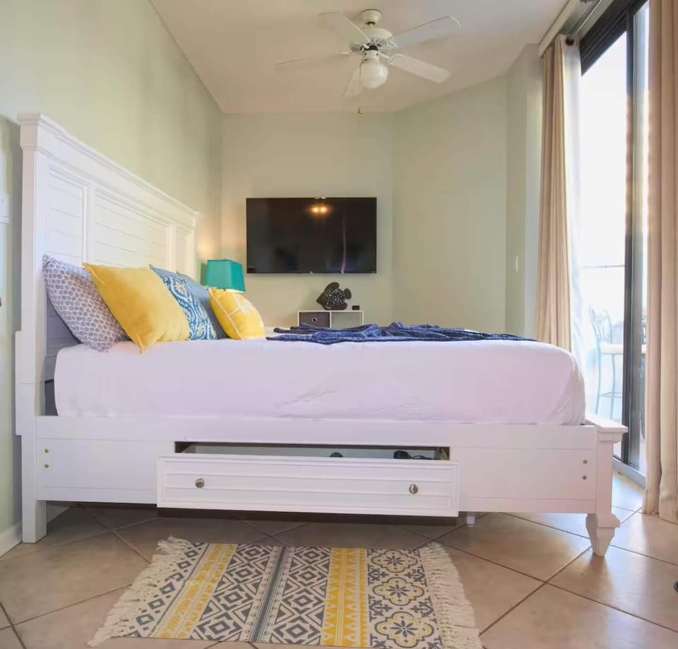 Beach side condo with shared pool gym and tennis Apartment in Miramar Beach