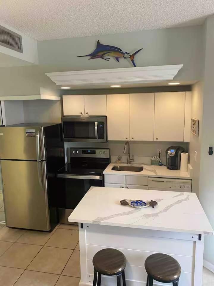 Beach side condo with shared pool gym and tennis Apartment in Miramar Beach