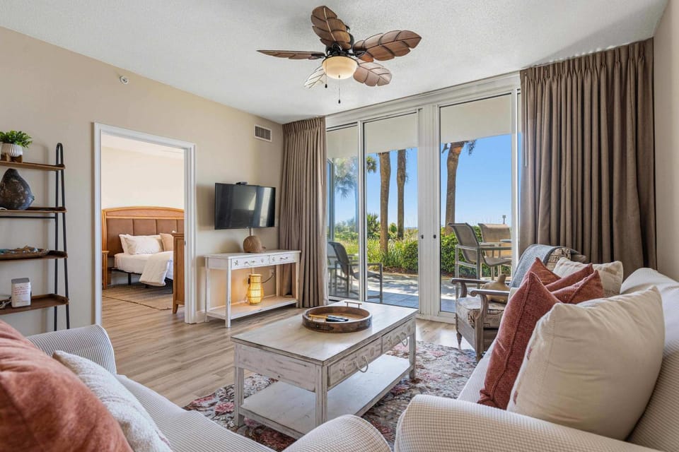 Gulf Front condo with Beach access and shared Pool Apartment in Okaloosa Island