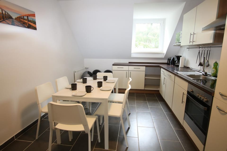 Coffee/tea facilities, Kitchen or kitchenette, Dining area, stove, toaster