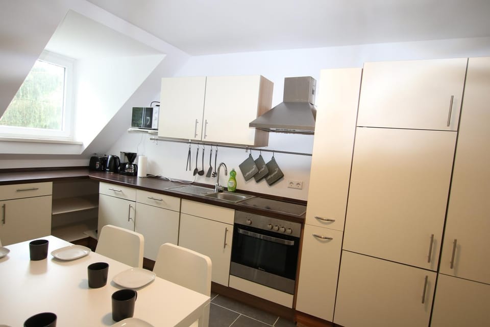 Dining area, Communal kitchen, microwave, oven, stove, toaster, kitchen