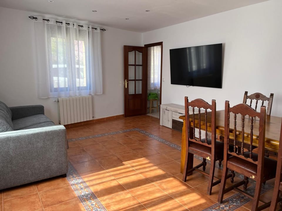 Communal lounge/ TV room, TV and multimedia, Living room, Seating area, Dining area, Evening entertainment, internet