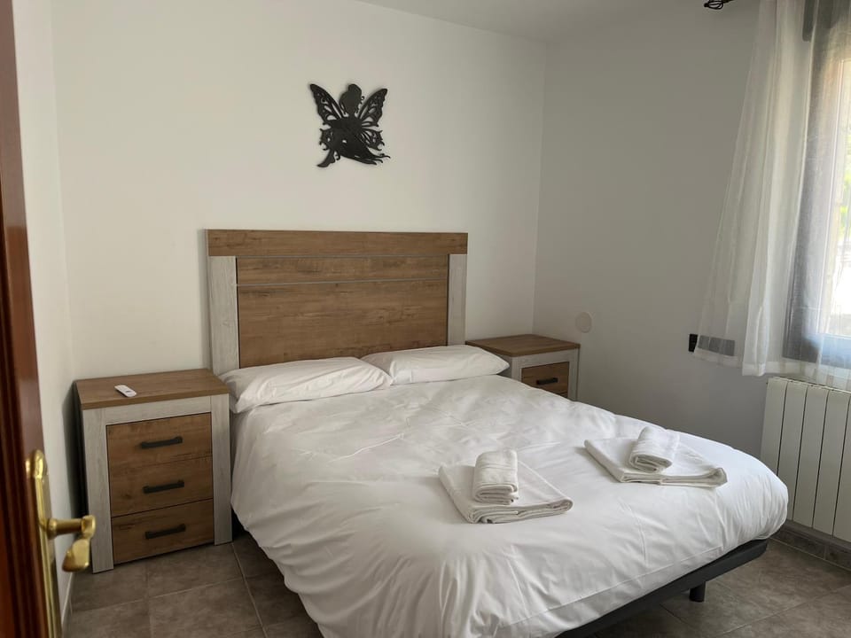 Bed, Photo of the whole room, Bedroom, towels
