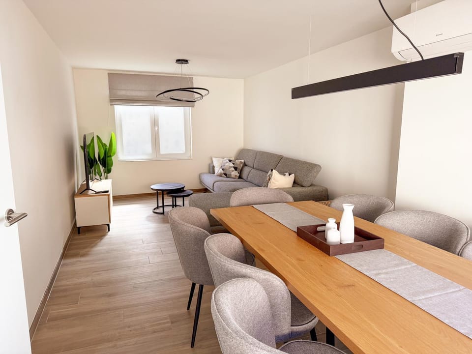 Communal lounge/ TV room, TV and multimedia, Dining area, Food, Food