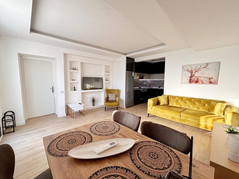 TV and multimedia, Living room, Seating area, Dining area
