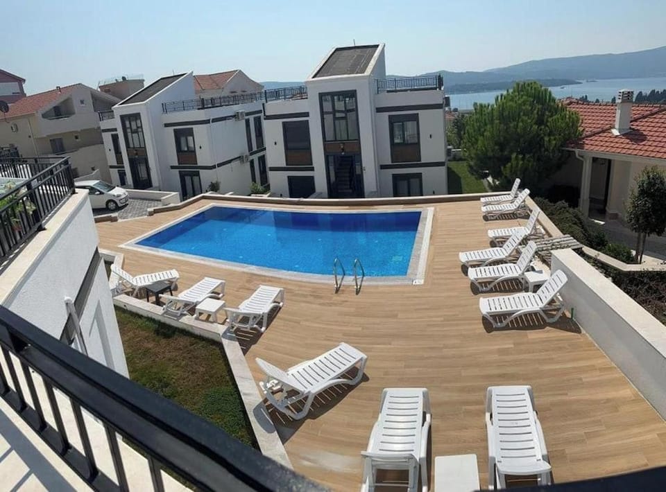 View (from property/room), Balcony/Terrace, Pool view, Swimming pool, sunbed