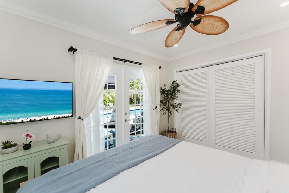 Fabulous 3 bedroom home with huge pool and garden House in Lantana