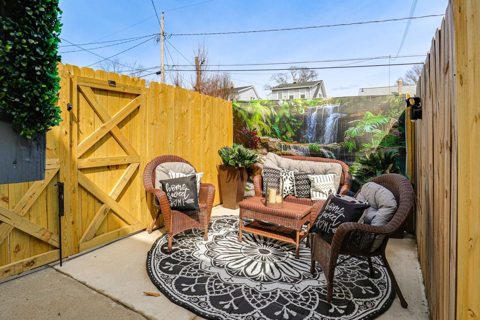 Oasis Hideaway Apt w/ Rainforest Shower! Apartment in Baltimore