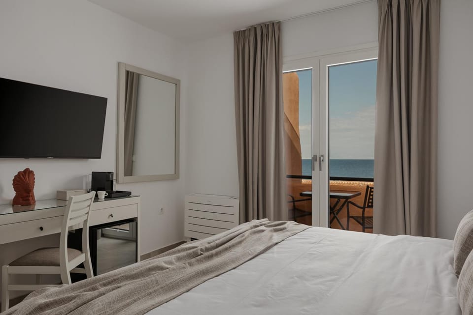 Bed, TV and multimedia, Photo of the whole room, Bedroom, Sea view