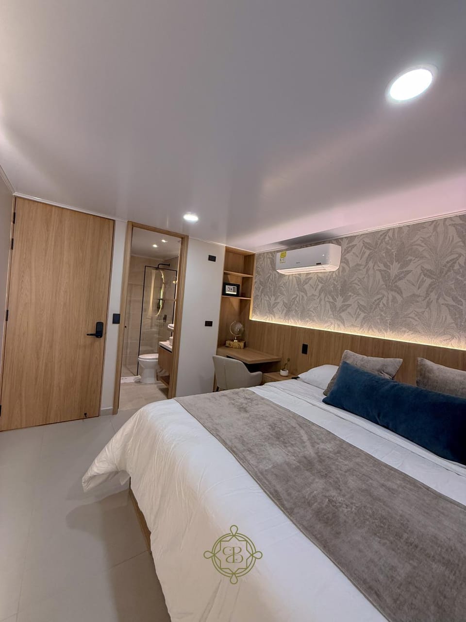 Photo of the whole room, Bedroom