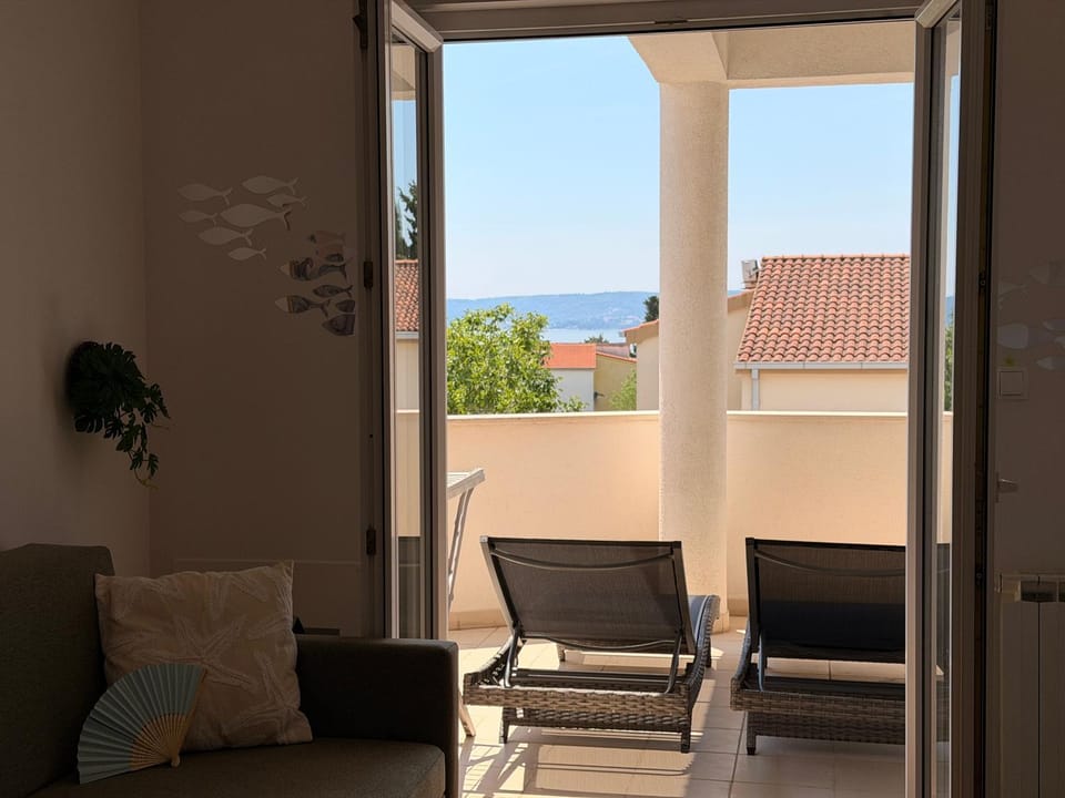 Patio, Natural landscape, Balcony/Terrace, Seating area, Sea view, sunbed