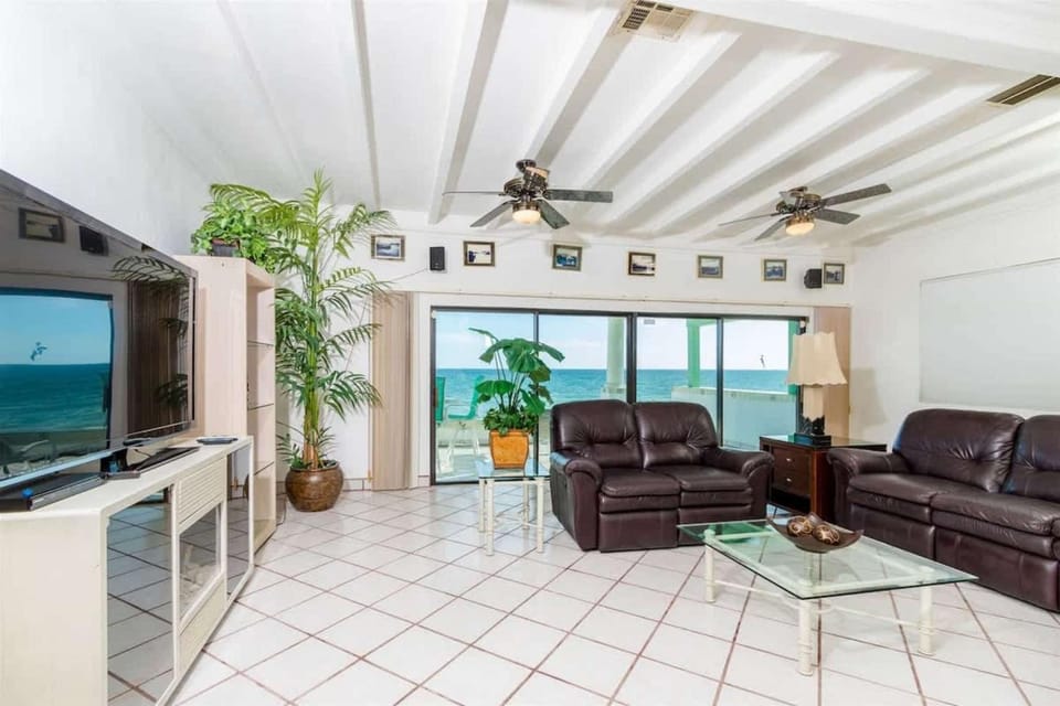 Comfortable Beachfront Condo Las Olas II 1 House in Rocky Point