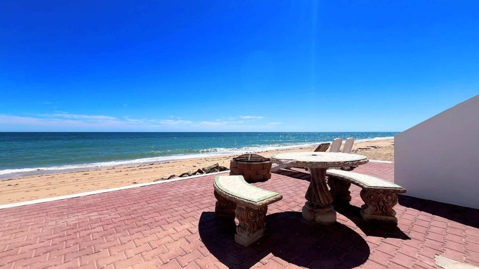 Comfortable Beachfront Condo Las Olas II 1 House in Rocky Point