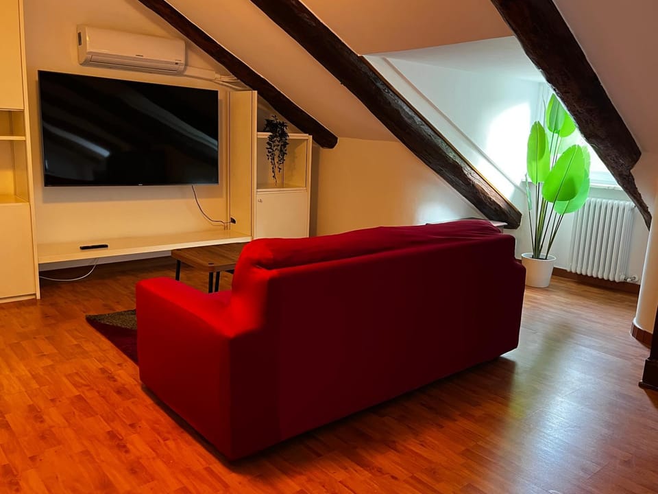 Communal lounge/ TV room, TV and multimedia, Living room