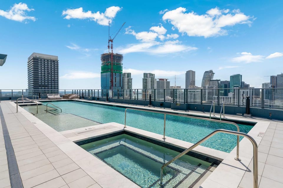 City Scape- Rooftop Pool & Downtown Living House in Miami