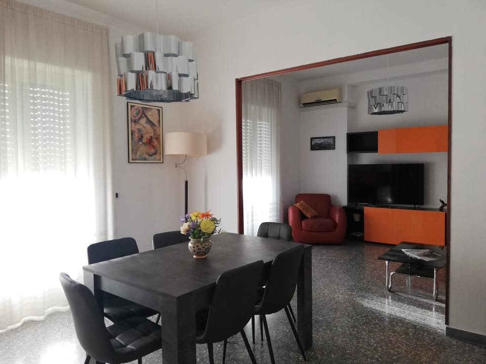 TV and multimedia, Living room, Seating area, Dining area