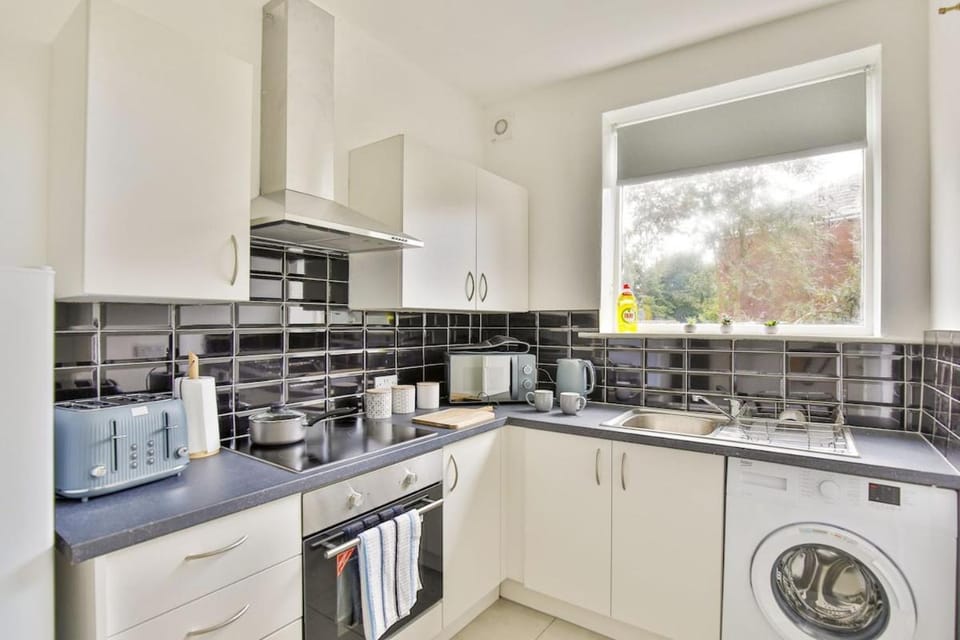 Oldham House, near Town Centre, sleeps 5 Apartment in Oldham