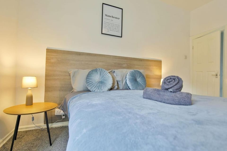 Oldham House, near Town Centre, sleeps 5 Apartment in Oldham