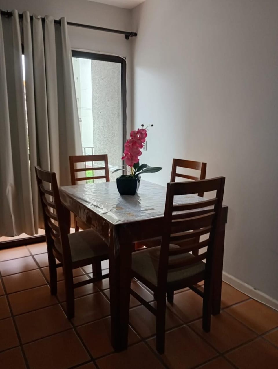 Apartamento completo a 4 quadras da praia da enseada Apartment in State of São Paulo