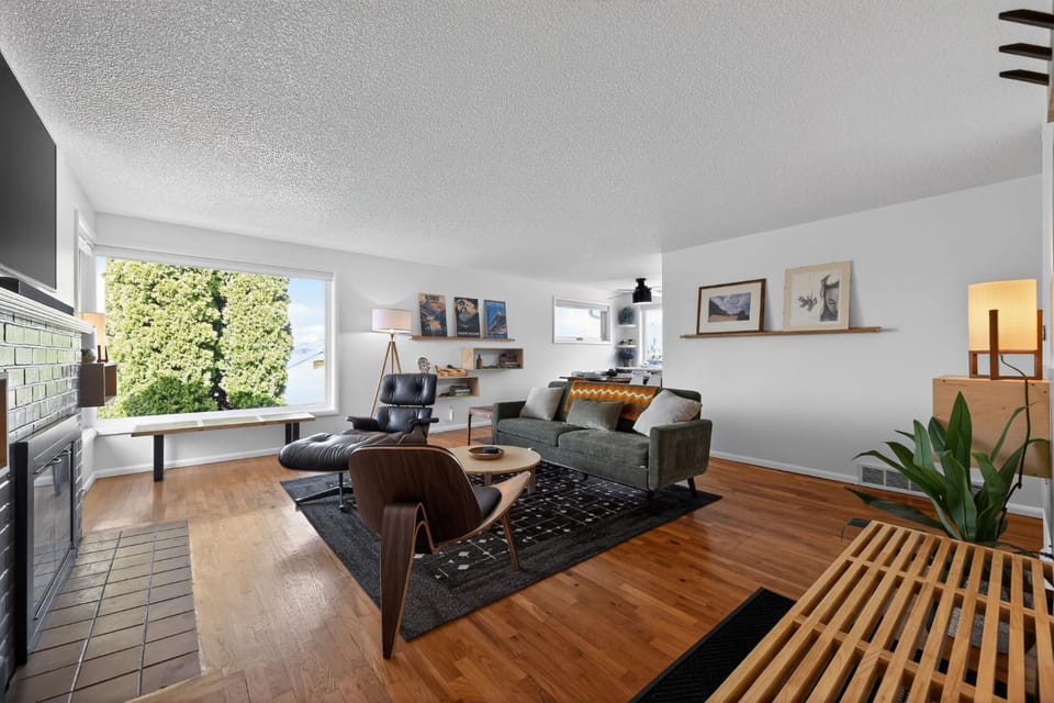 Rainier Beach 4BR and 2BA Modern Home 15 mins to WorldCup! House in Mercer Island