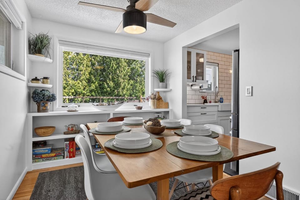 Rainier Beach 4BR and 2BA Modern Home 15 mins to WorldCup! House in Mercer Island