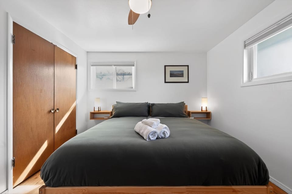Rainier Beach 4BR and 2BA Modern Home 15 mins to WorldCup! House in Mercer Island