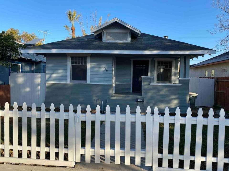 Classic California Bungalow Downtown Villa in Bakersfield