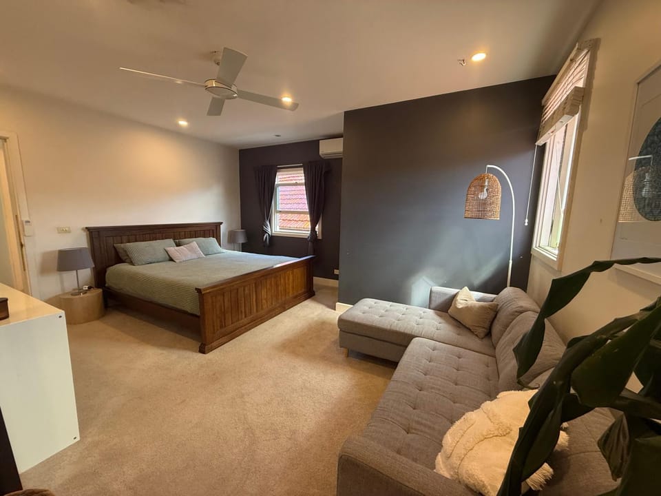 Bed, Photo of the whole room, Seating area, Bedroom