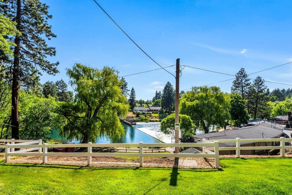 Stunning Riverfront Studio with Pool and Hot Tub House in Bend