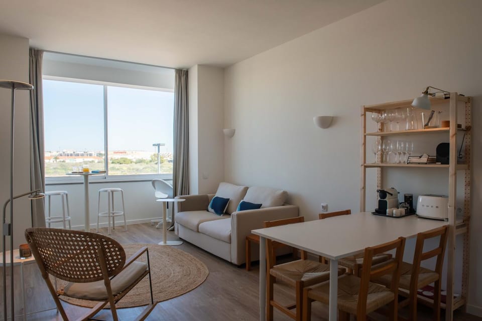View (from property/room), Balcony/Terrace, Living room, Seating area, Dining area, River view