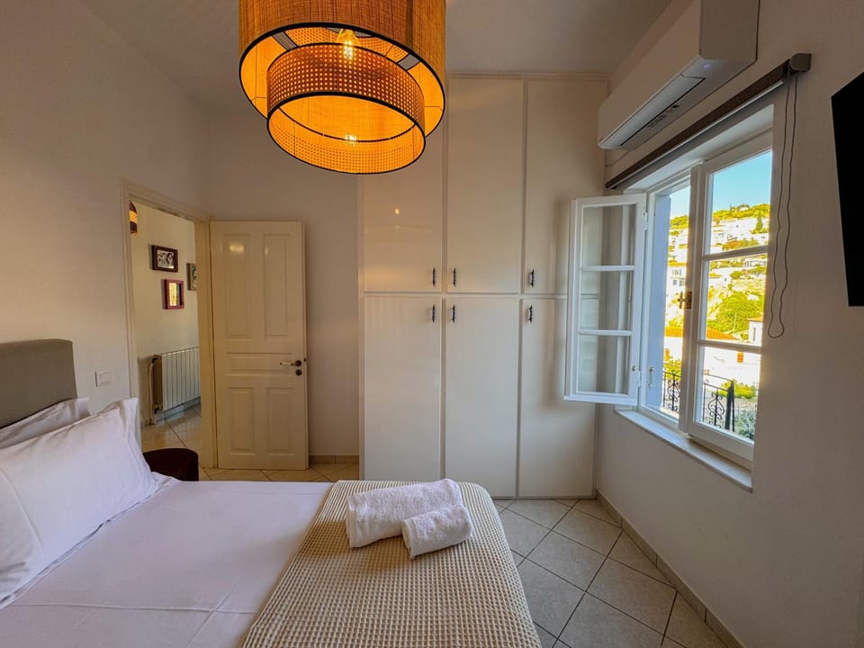 Bed, TV and multimedia, Photo of the whole room, Bedroom, towels, wardrobe, air conditioner