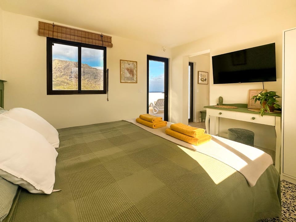 Bed, TV and multimedia, View (from property/room), View (from property/room), Photo of the whole room, Bedroom, Mountain view